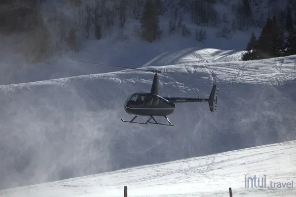 乘坐直升機從機場到滑雪勝地