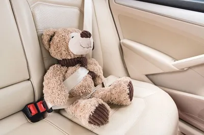 兒童玩具被綁在車上。