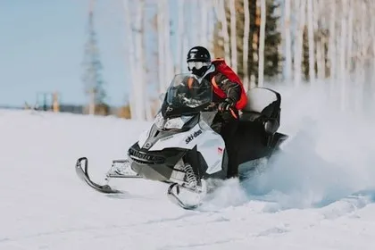 在芬兰玩雪地摩托